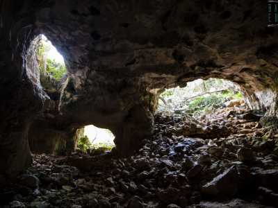 Dopo pochi metri giungiamo in un ambiente largo circa 30 metri, sul quale si apre un�ampia spaccatura della roccia che ha visibilmente portato al crollo di alcuni blocchi calcarei che giacciono sul pavimento